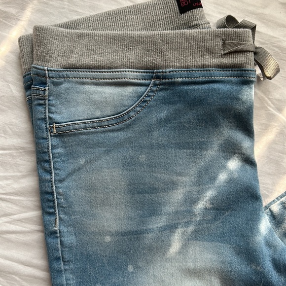 No Boundaries stretchy jean capris - Picture 2 of 10